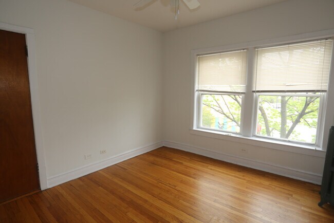Building Photo - 1243 W Byron St