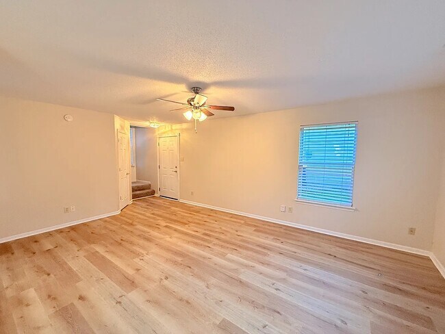 Foto del edificio - 12754 Crescent Dr