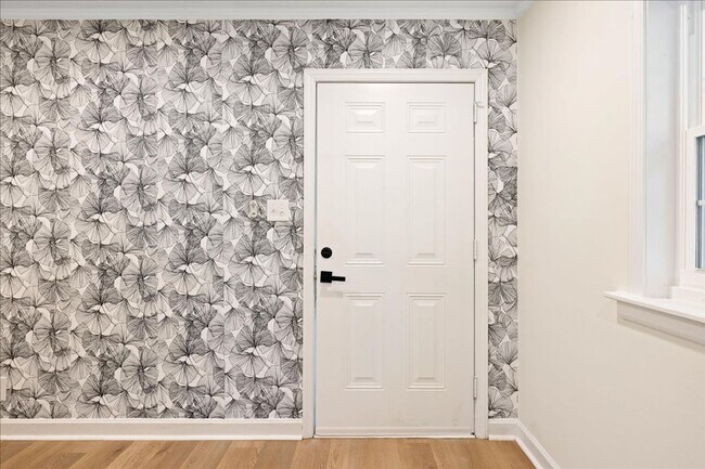 Foto del edificio - Remodeled 2bd/ 1ba Duplex near Duke Univer...