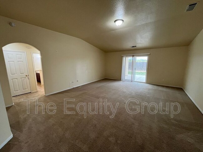 Foto del edificio - 1046 N Red Oak St