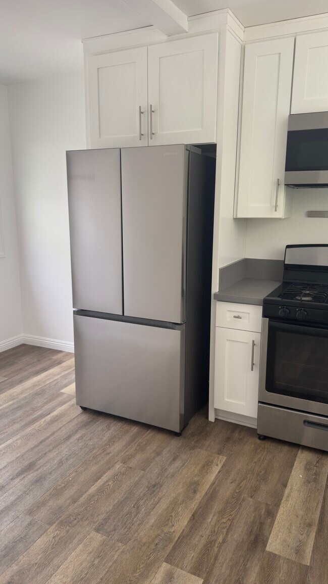 Cocina completa con electrodomésticos - 2825 Hermosa Ave