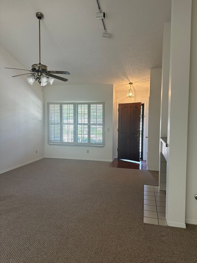 Building Photo - Nice and updated single level condo near W...