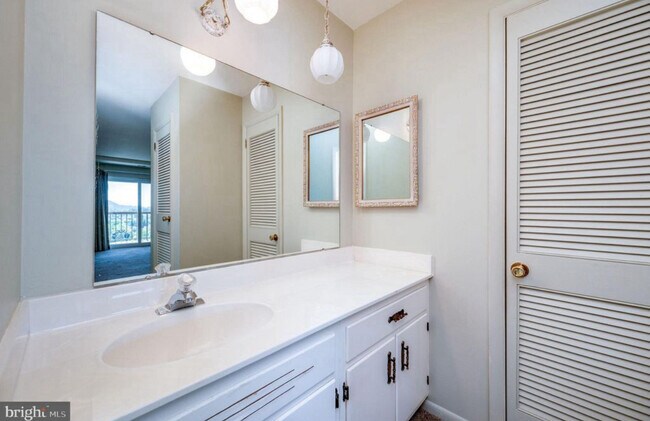 Building Photo - 1375 Pershing Blvd