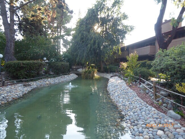 Foto del edificio - 151 Buckingham Dr