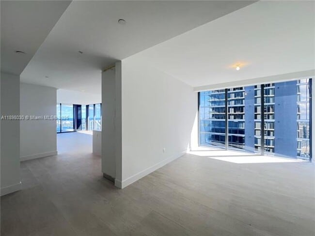 Foto del edificio - 700 NE 24th St