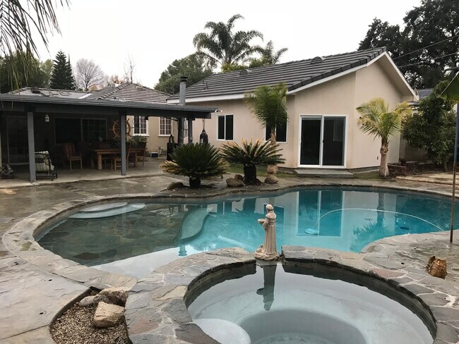 Building Photo - 8334 Quartz Ave