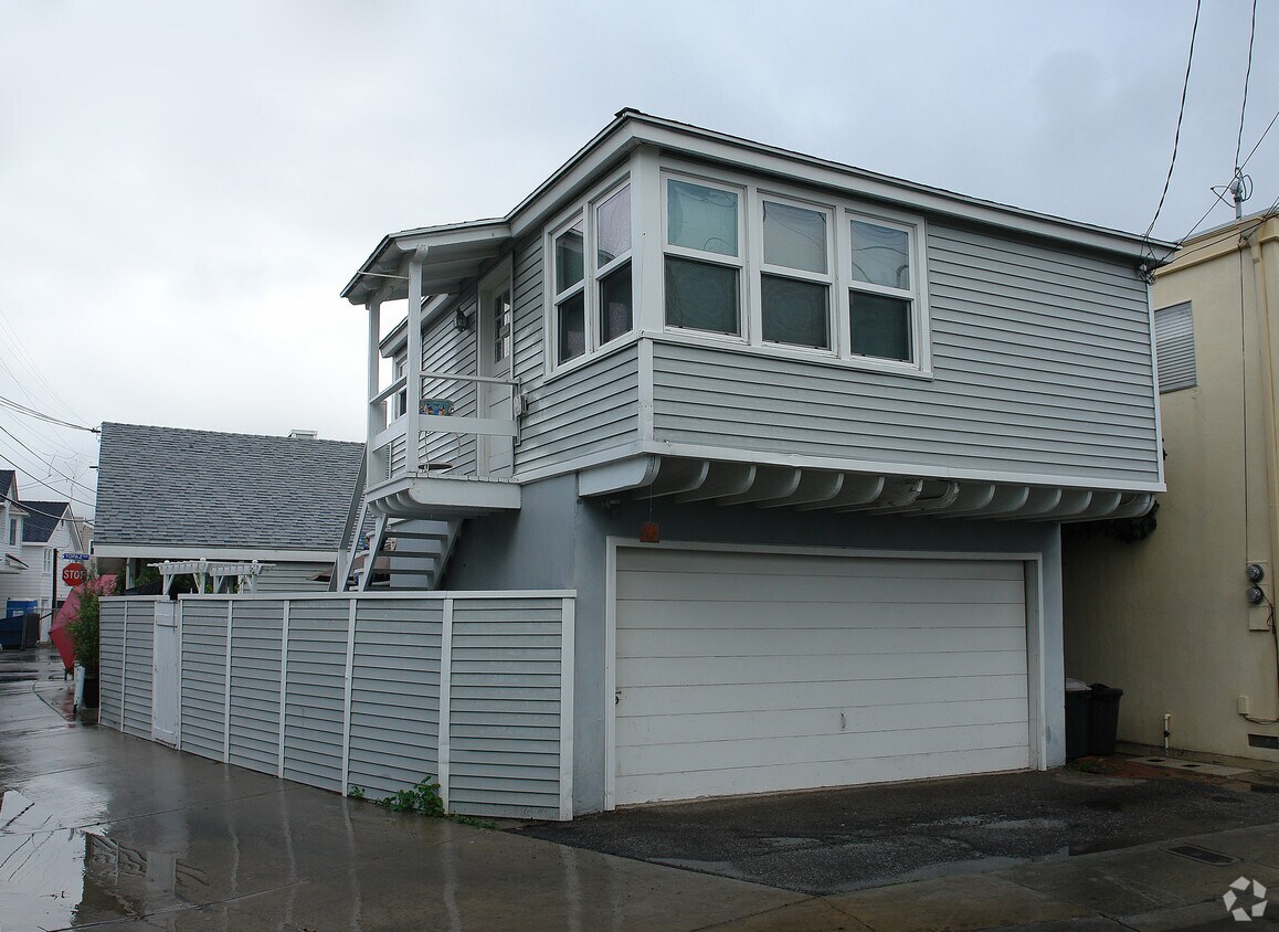 Building Photo - 108 Topaz Ave