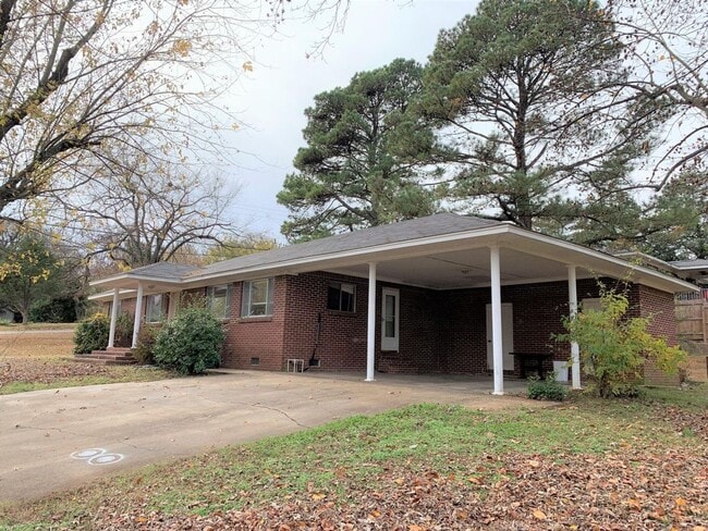 Building Photo - Come take a look at this home on a conveni...
