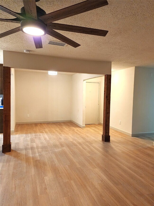 Building Photo - 4906 Valleyview Dr
