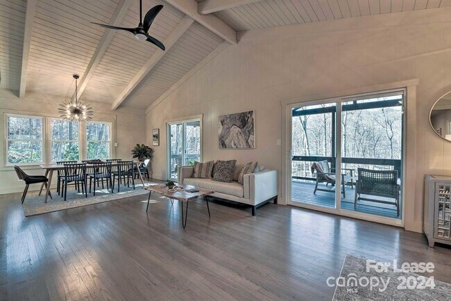 Building Photo - 28 Maple Dr