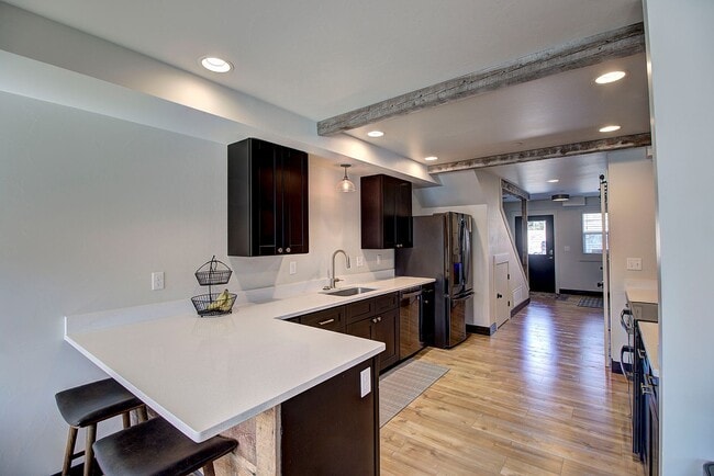 Foto del edificio - 1010 E 7th St