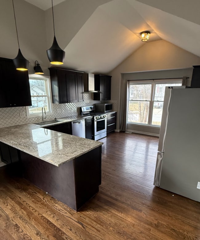 Foto del edificio - COMING SOON: 5 BED, 3 BATH ONE OF A KIND CUSTOM HOME