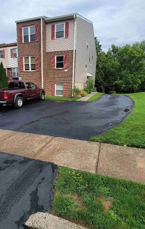 2156 Birch Dr Unit Apt 2, Lafayette Hill, PA 19444 Room for Rent in