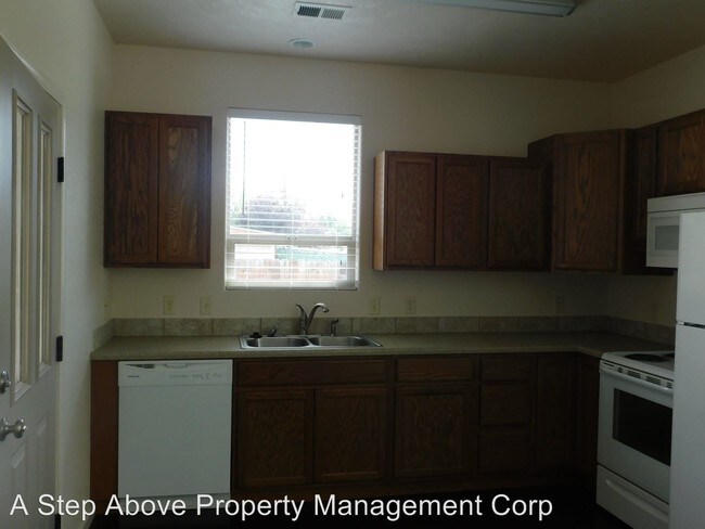 Building Photo - 1325 Cedar Ave