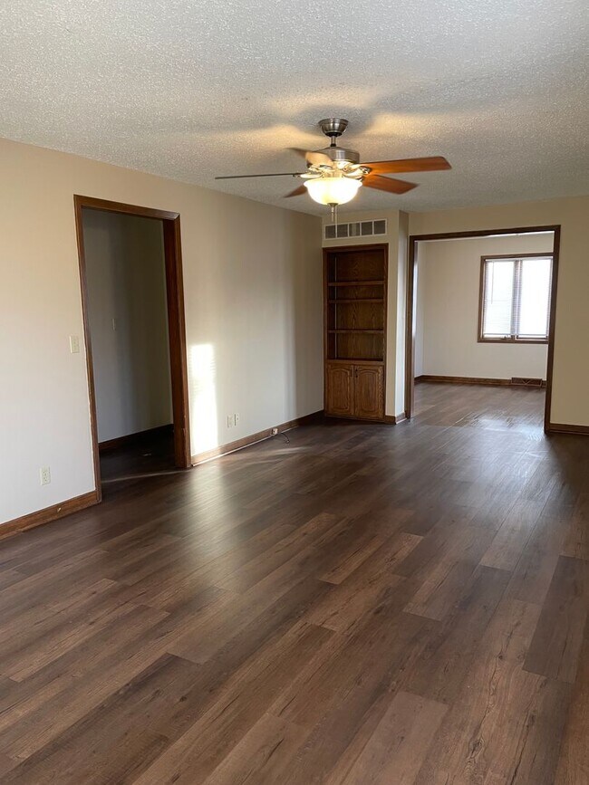 Building Photo - 4 Bedroom, 2 Bathroom House