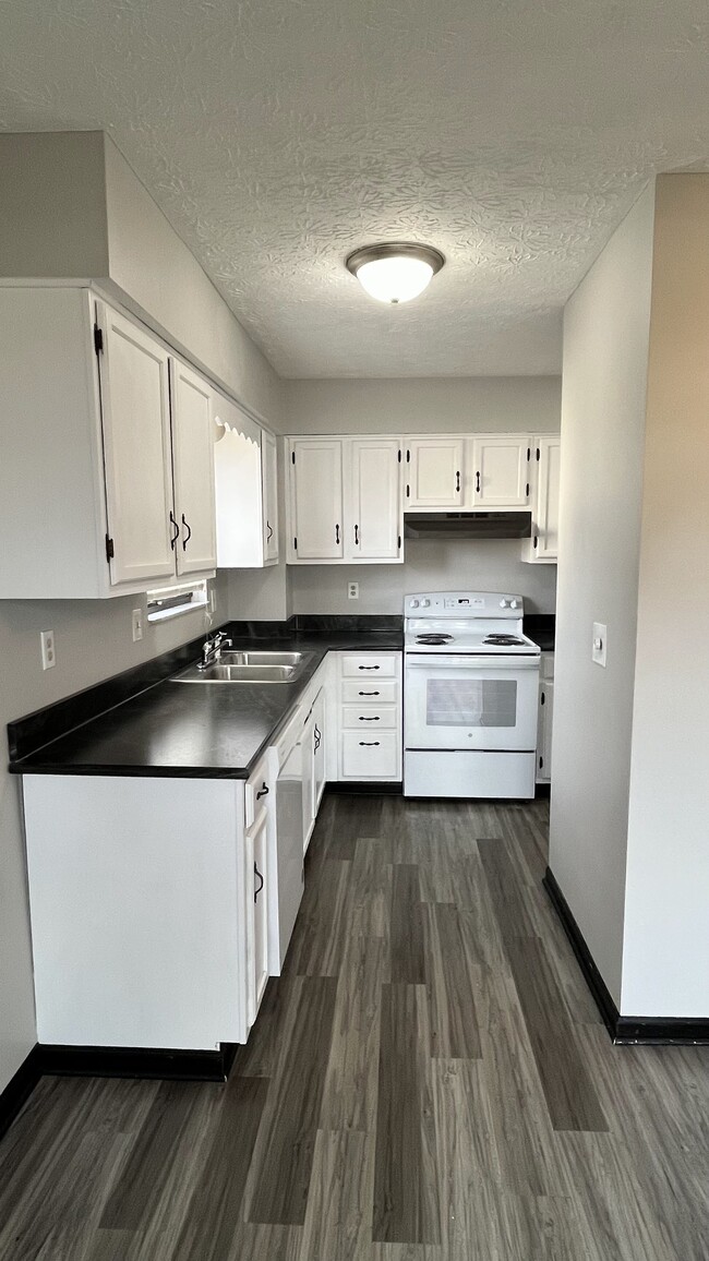 4.Kitchen - 6592 Hawksway Ct