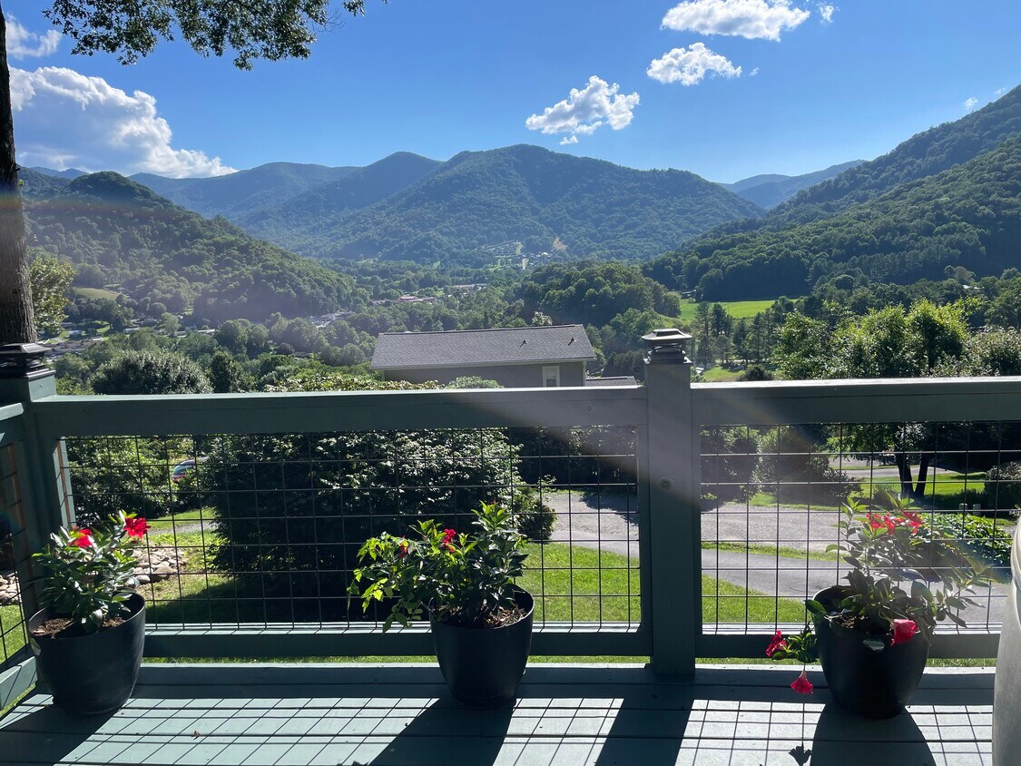 Foto principal - 124 Hillside Dr