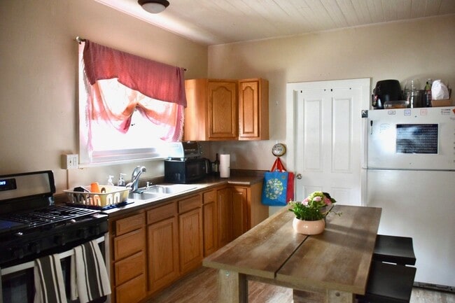 Building Photo - Great 3 Bedroom 1 Bath - WALKING DISTANCE TO CHAPMAN UNIVERSITY