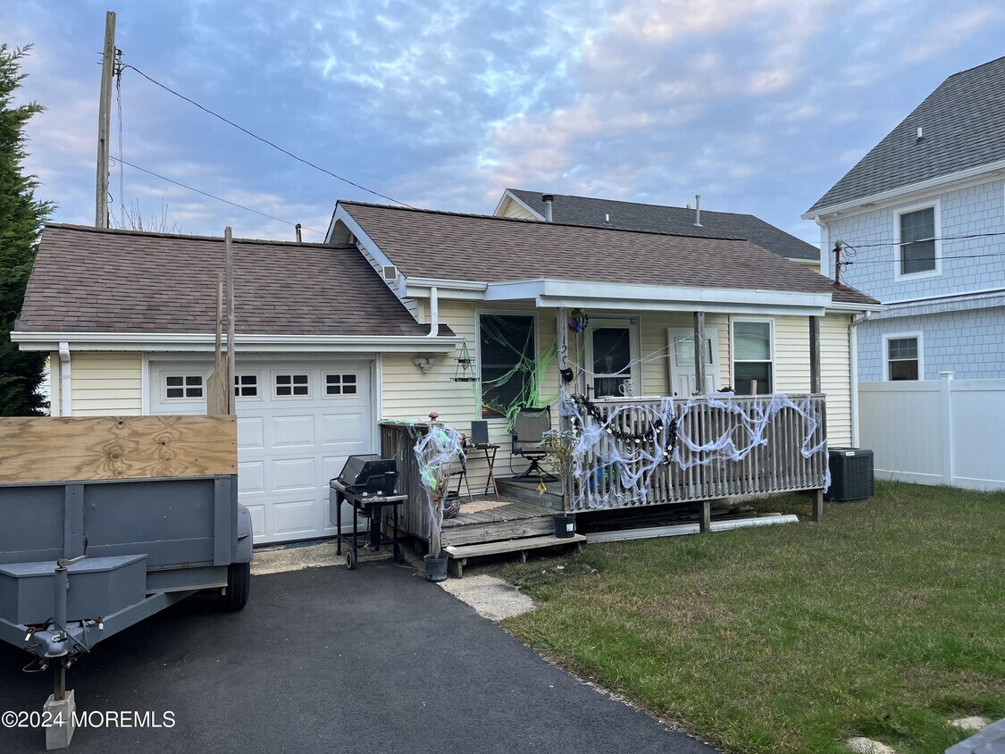 112 18th Ave Unit rear house, Belmar, NJ 07719 Room for Rent in