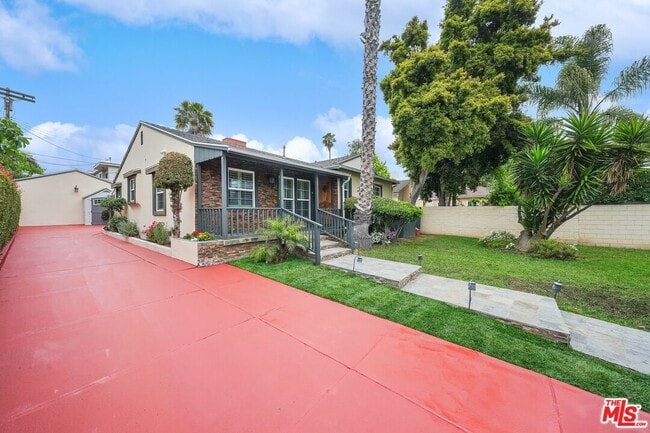 Building Photo - 1126 S Bundy Dr