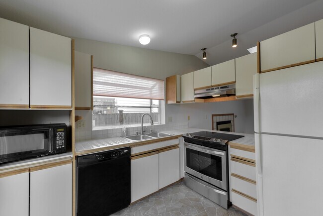 Building Photo - APPROVED APPLICATION-Bright and Charming 3...