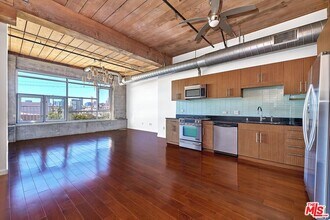 Building Photo - 530 S Hewitt St