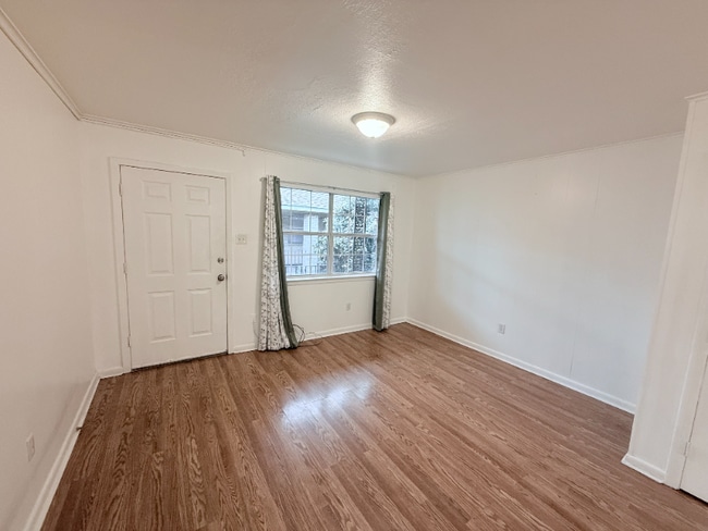 Foto del edificio - 629 Papworth Ave