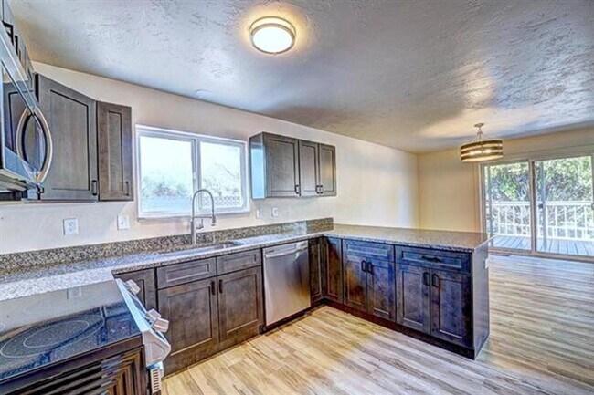 Foto del edificio - Stunning home in highly sought neighborhood!