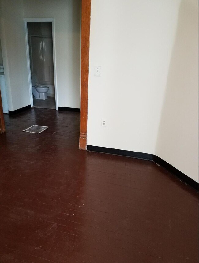 Building Photo - 409 Forest Ave