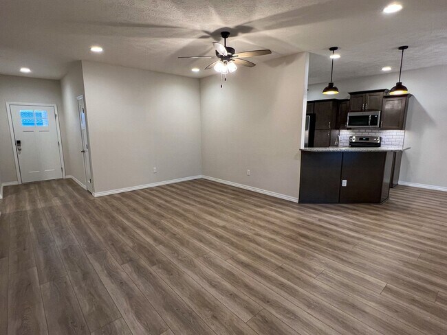 Foto del edificio - NEW LUXURY 3 BED 2 BATH 2 CAR GARAGE DUPLEX