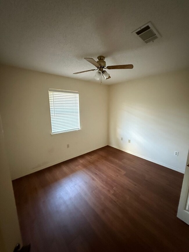 Foto del edificio - 312 E H Pl