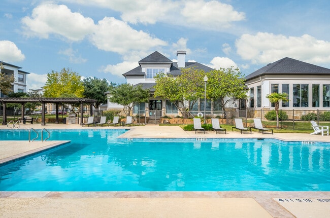Building Photo - Villas at River Park West