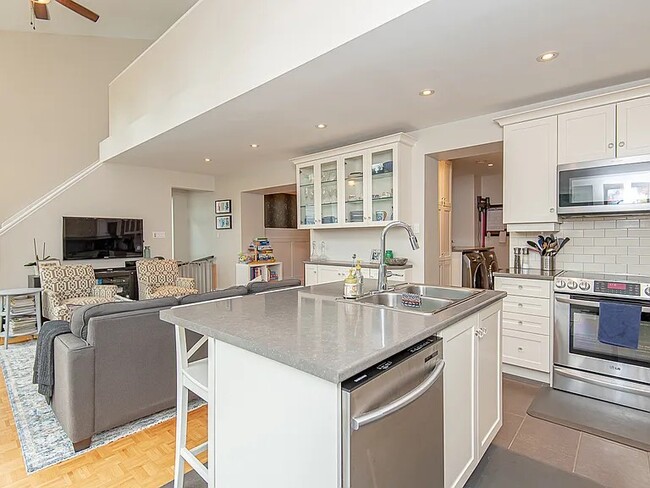 Photo du bâtiment - 875 Kingsmere Av