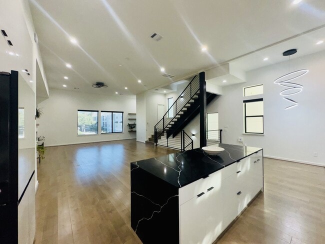 Foto del edificio - 525 Memorial Heights Dr