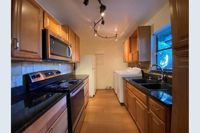 Building Photo - 2432 Lemon Tree Ln