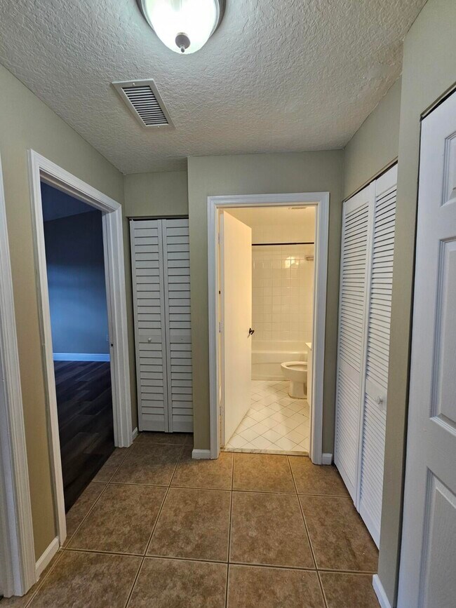 Foto del edificio - 3490 Briar Bay Blvd