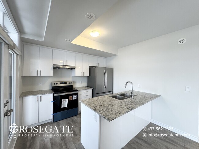 Photo du bâtiment - Beautiful 3-Bedroom Townhouse with Garage, Driveway Parking & Private Outdoor Space in Caledon