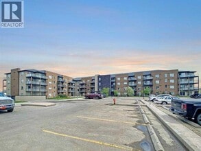 Building Photo - 9124-496 96 Ave