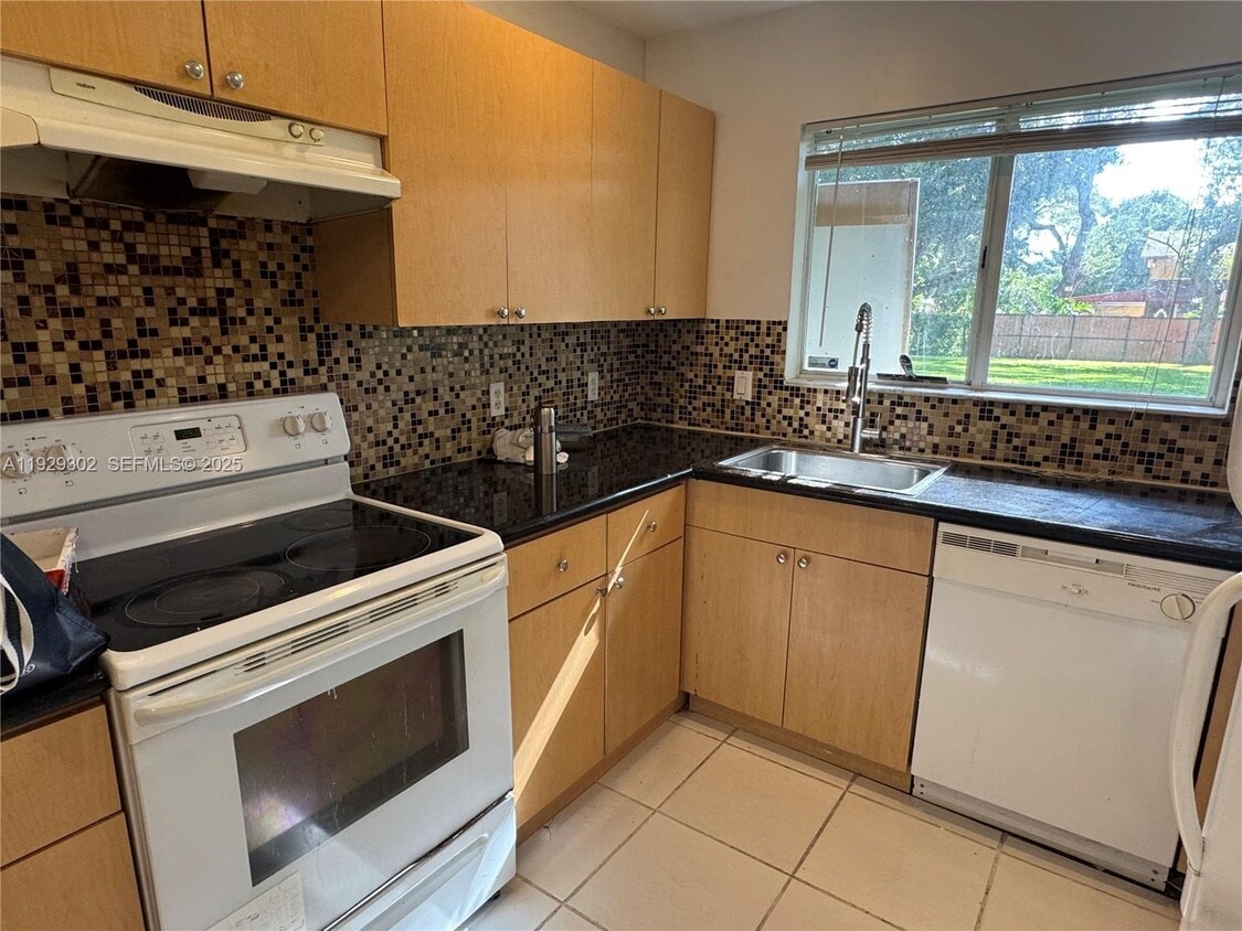 Primary Photo - 2522 NE 184th Terrace