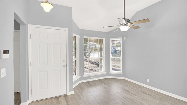 Foto del edificio - 4911 Edenbourgh Ln