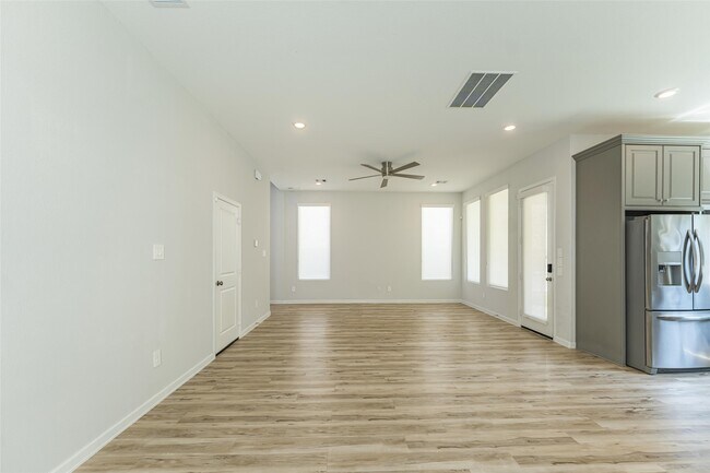 Building Photo - 2123 Rosewood Pnes Ln