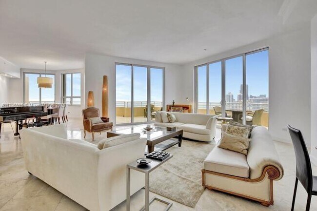 Building Photo - 808 Brickell Key Dr