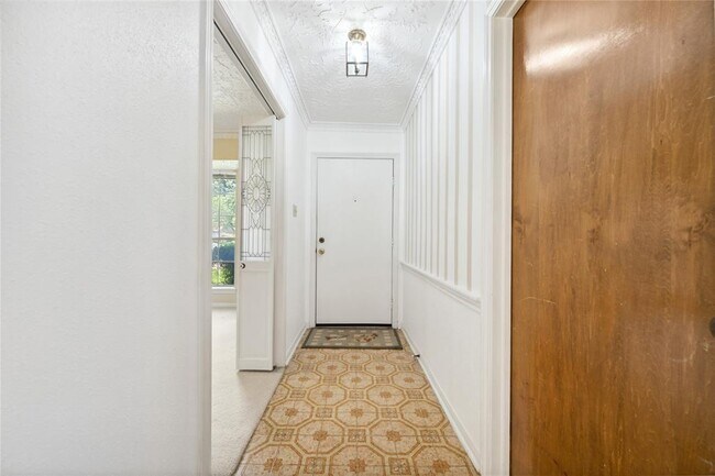 Foto del edificio - 1834 Clover Spring Dr