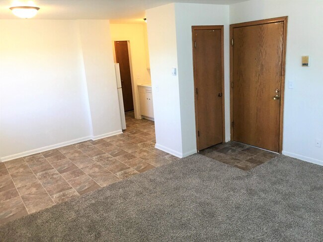 Building Photo - 950 Lynde Dr NE
