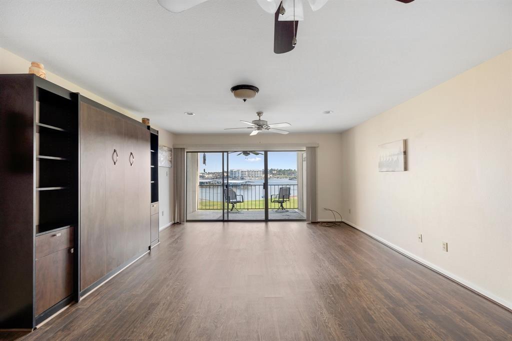 ワードローブ 15575 Marina Dr Unit 215C, Montgomery, TX 77356 - Condo for