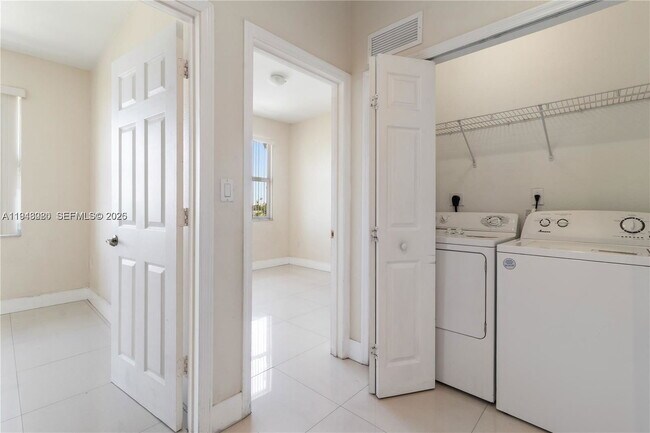 Foto del edificio - 11102 NW 83rd St