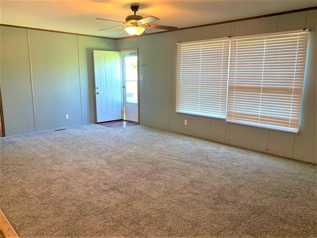 Building Photo - Spacious mobile home on acreage
