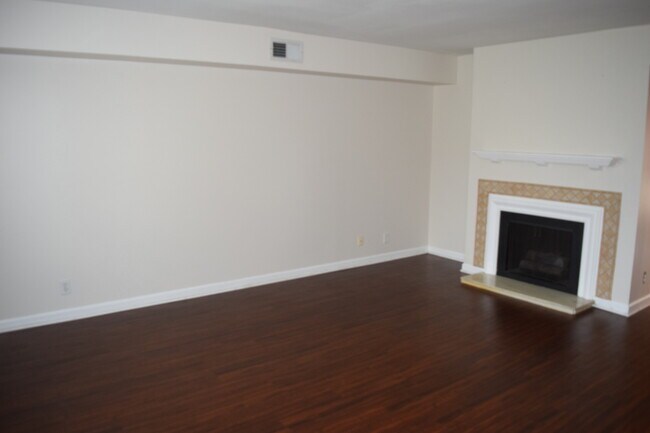 Foto del edificio - Updated photos coming soon…Great 2 Bedroom 1 1/2 Bath Townhome Now Available in River Plantation!