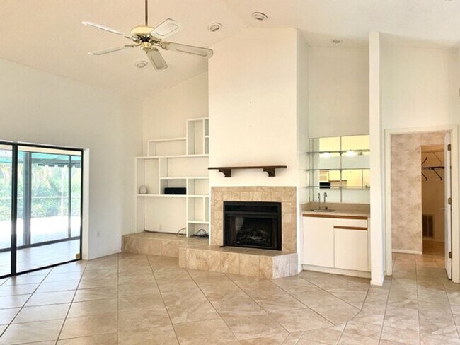 Foto del edificio - 3/2 ANNUAL - POOL HOUSE/W/ HUGE BONUS ROOM...