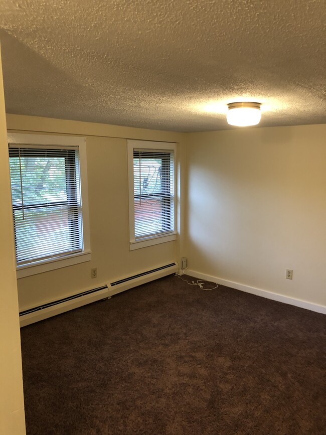 Living room - 610 Annaquatucket Rd